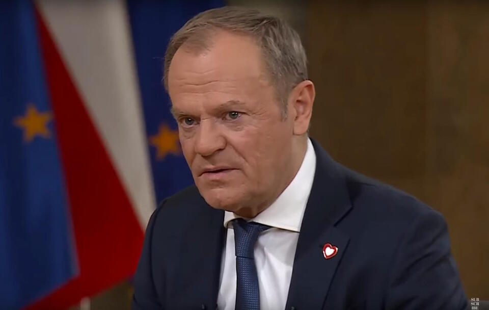 premier Donald Tusk podczas wywiadu w kancelarii Prezesa Rady Ministrów / autor: screenshot/TVP Info