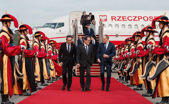 Premier Donald Tusk (P) powylądowaniu na lotnisku w Seulu / autor: PAP/Krzysztof Maj/KPRM
