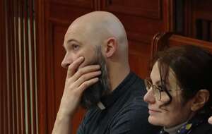 Ks. Michał Olszewski w sądzie. Trwa trzecia rozprawa duchownego i urzędników MS. Na zdjęciu także pani Urszula Dubejko / autor: YT: TV wPolsce24