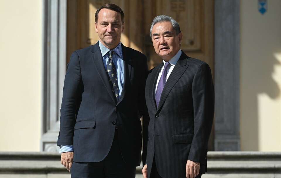 Radosław Sikorski i Wang  Yi / autor: PAP/Marcin Obara