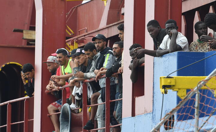 Migranci przybywają do Włoch / autor: PAP/EPA