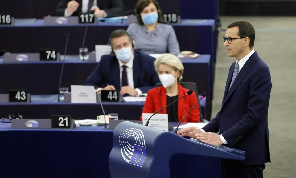 Premier Mateusz Morawiecki w Strasburgu, w tle Ursula van der Leyen / autor: PAP/EPA