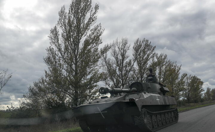 Ukraińcy w przejętym rosyjskim czołgu, Nowo wyzwolone miasto Kupiańsk, 13.10.2022 / autor: PAP/EPA/ATEF SAFADI