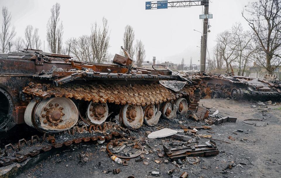 Zniszczony czołg na Ukrainie / autor: PAP/Vladyslav Karpovych