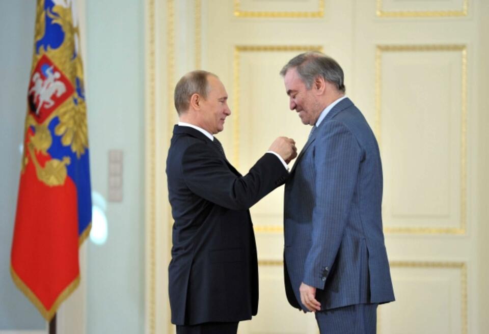 Władimir Putin odznacza Walerego Giergijewa. Fot. PAP / EPA