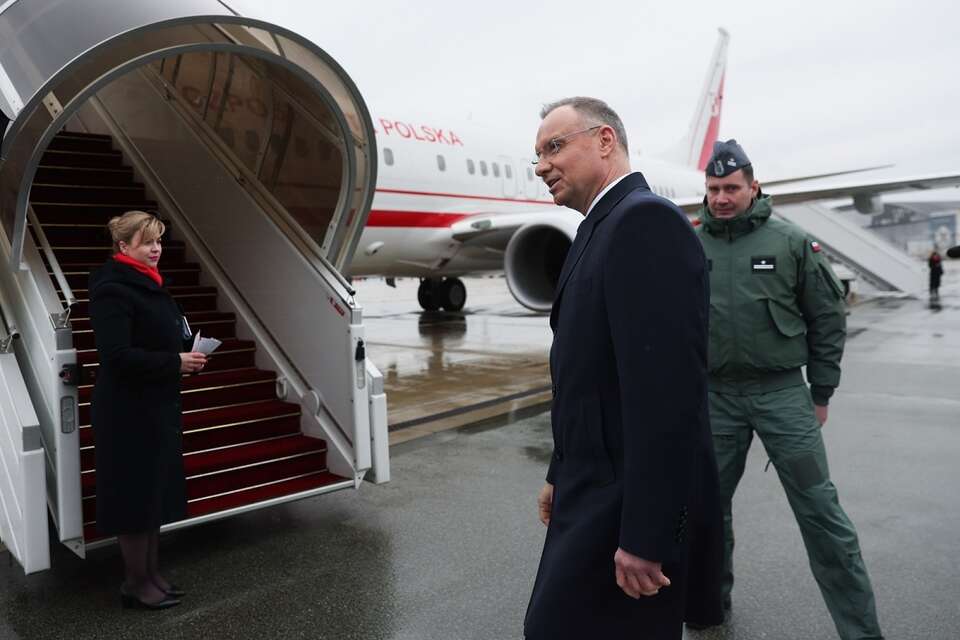 Prezydent RP Andrzej Duda (2P) przed wejściem na pokład samolotu na lotnisku w Warszawie / autor: PAP/Leszek Szymański