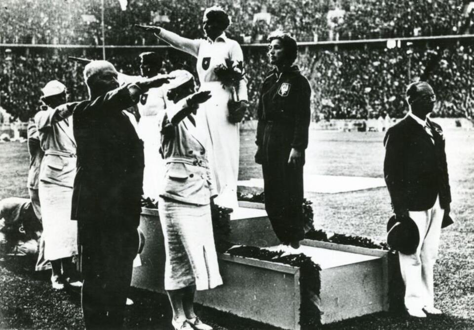 autor: Maria Kwaśniewska podczas ceremonii medialowej na Igrzyskach w Berlinie, 1936 r. 