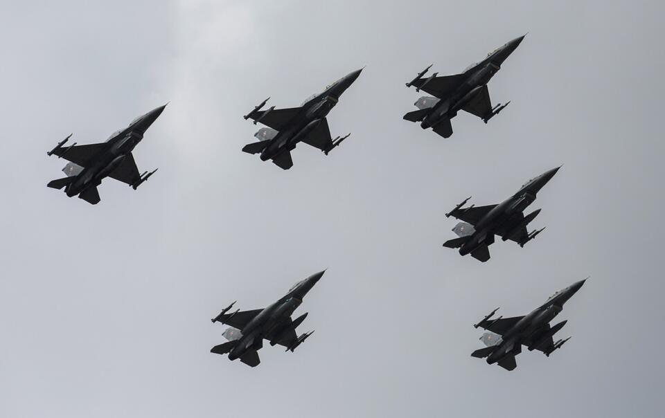 F-16 na polskim niebie podczas defilady z okazji Święta Wojska Polskiego / autor: Fratria