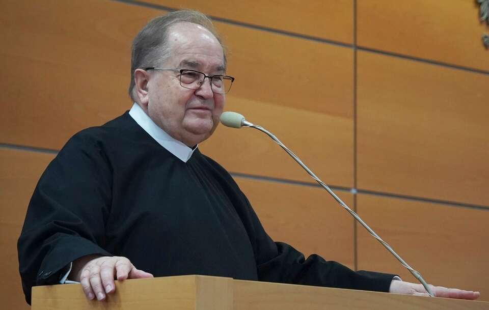 Zespół Wspierania Radia Maryja w służbie Bogu, Kościołowi, Ojczyźnie i Narodowi Polskiemu stanął w obronie o. Tadeusza Rydzyka.  / autor: Fratria