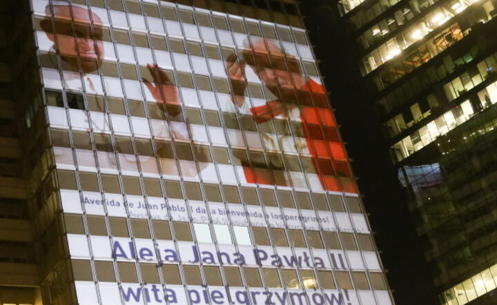  Iluminacja na gmachu siedziby PZU przy ul. Jana Pawła II w Warszawie, przygotowana w związku ze ŚDM, fot. PAP/Paweł Supernak
