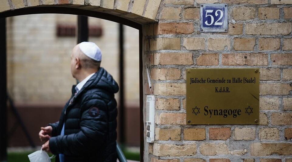 Ocalały z ataku przed synagogą w Halle / autor: PAP/EPA