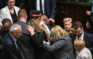 Posłanka KO Katarzyna Piekarska (C) opuszcza salę plenarną Sejmu / autor: PAP/Radek Pietruszka