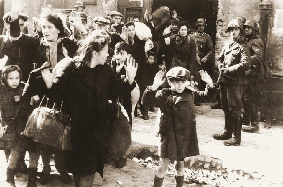 Żydzi pojmani przez SS w trakcie tłumienia powstania w getcie warszawskim / autor: Unknown/commons.wikimedia.org