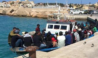 Statek z setkami migrantów płynie na Sycylię. Dryfowali na łodziach i pontonach!