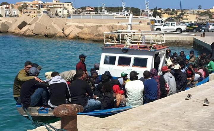 Statek z setkami migrantów płynie na Sycylię. Dryfowali na łodziach i pontonach!