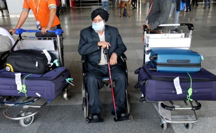Pasażerowie w maskach ochronnych na międzynarodowym lotnisku Indira Gandhi w New Delhi, Indie, 12 marca 2020 r / autor: PAP/EPA/RAJAT GUPTA