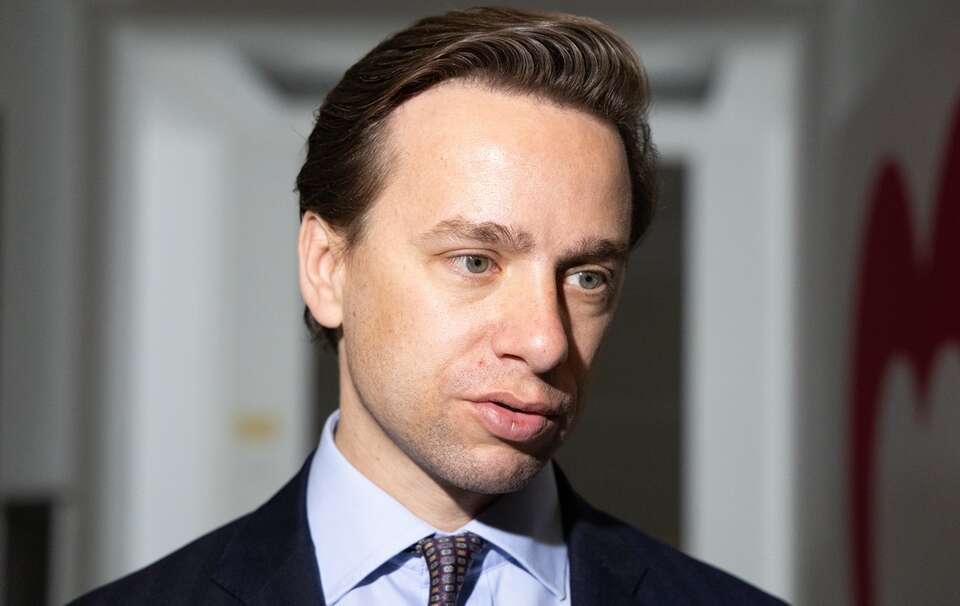 Krzysztof Bosak wypunktował koalicję rządzącą po tym, jak BRW przeprowadza redukcję zatrudnienia. / autor: Fratria