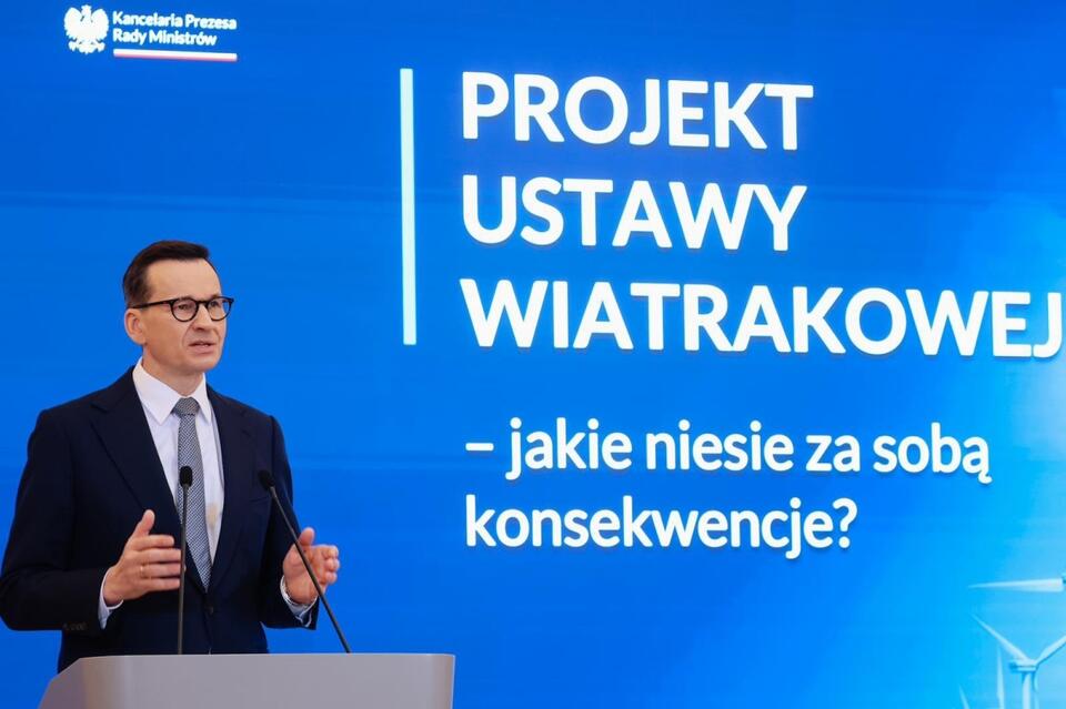 "Myślę, że bardzo wielu Polaków, którzy głosowali na opozycję może dziś czuć się wystawionymi do wiatru" - powiedział premier. / autor: X/KPRM