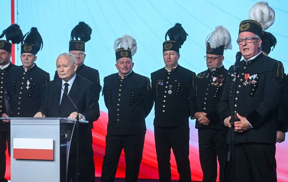 Prezes PiS Jarosław Kaczyński na konferencji prasowej w siedzibie Prawa i Sprawiedliwości razem z górnikami z Jastrzębskiej Spółki Węglowej / autor: PAP/Piotr Nowak