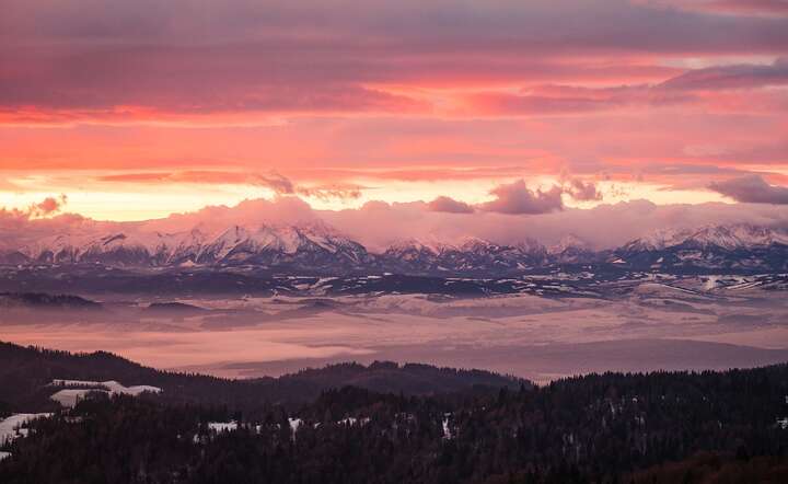 Z powodu coraz wyższej temperatury, okresy zimowe będą coraz krótsze. NZ. panorama Tatr i Podhale zimą / autor: Pixabay