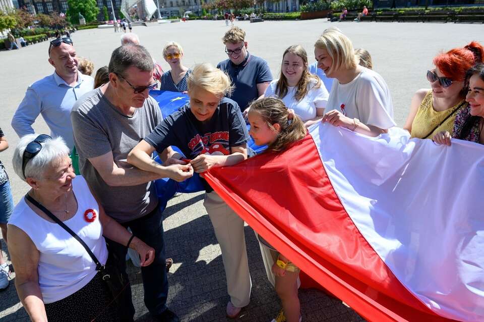 zszycie flagi Polski i UE / autor: PAP/Jakub Kaczmarczyk