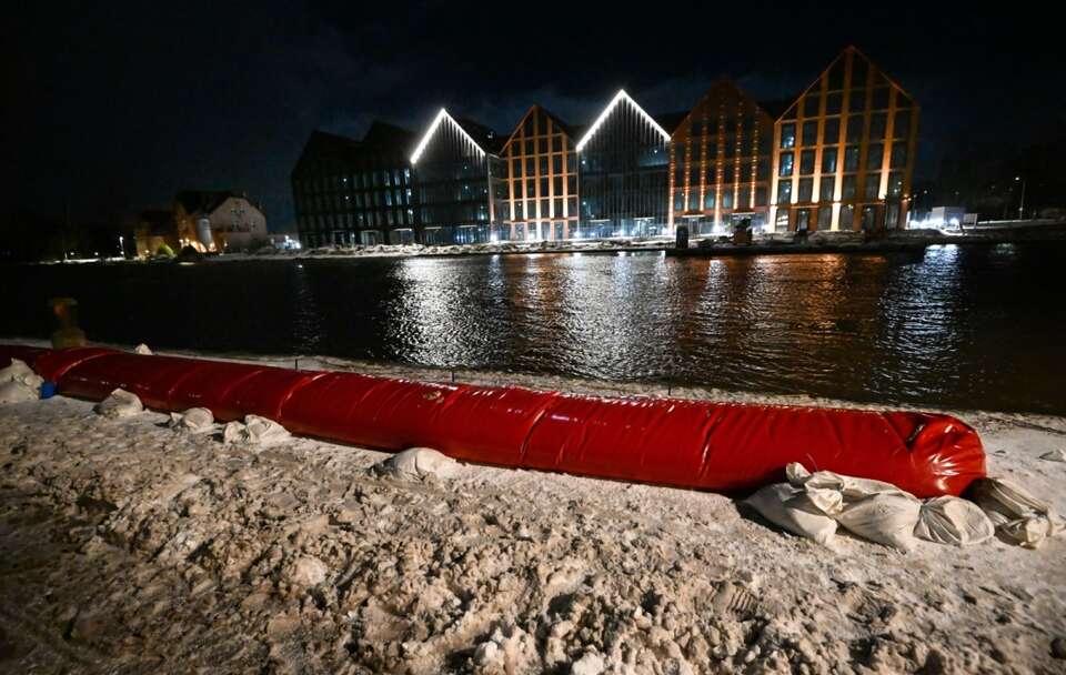  Blokady przeciwpowodziowe przy rzece Elbląg, 30 bm. W Elblągu od rana obowiązuje alarm przeciwpowodziowy. / autor: PAP/Andrzej Jackowski