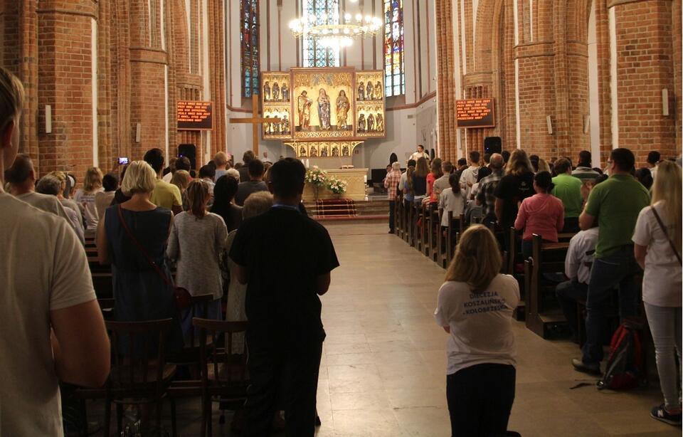 Modlitwa w katedrze w Koszalinie / autor: Fratria