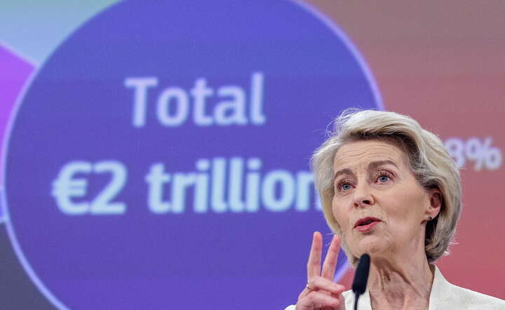 Szefowa KE Ursula von der Leyen podczas prezentacji projektu budżetu UE na lata 2028-2034 / autor: PAP/EPA/OLIVIER MATTHYS