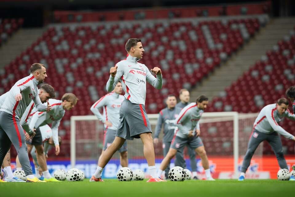 Piłkarz reprezentacji Polski Jan Bednarek (C) podczas treningu kadry w Warszawie. / autor: PAP/Leszek Szymański