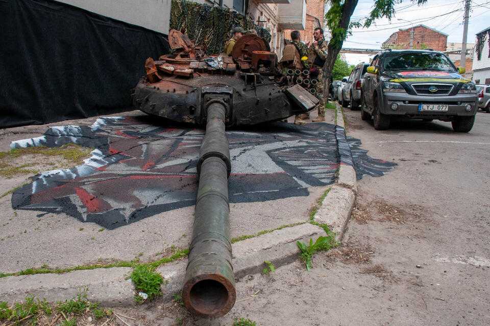 Pozostałości po rosyjskim czołgu zaprezentowane w ramach akcji artystycznej „Państwo Graniczne” w Charkowie. / autor: PAP/EPA