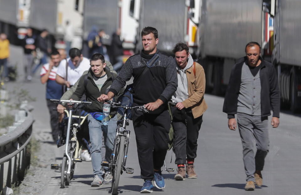 Rosjanie uciekający przed mobilizacją na granicy z Gruzją  / autor: PAP/EPA