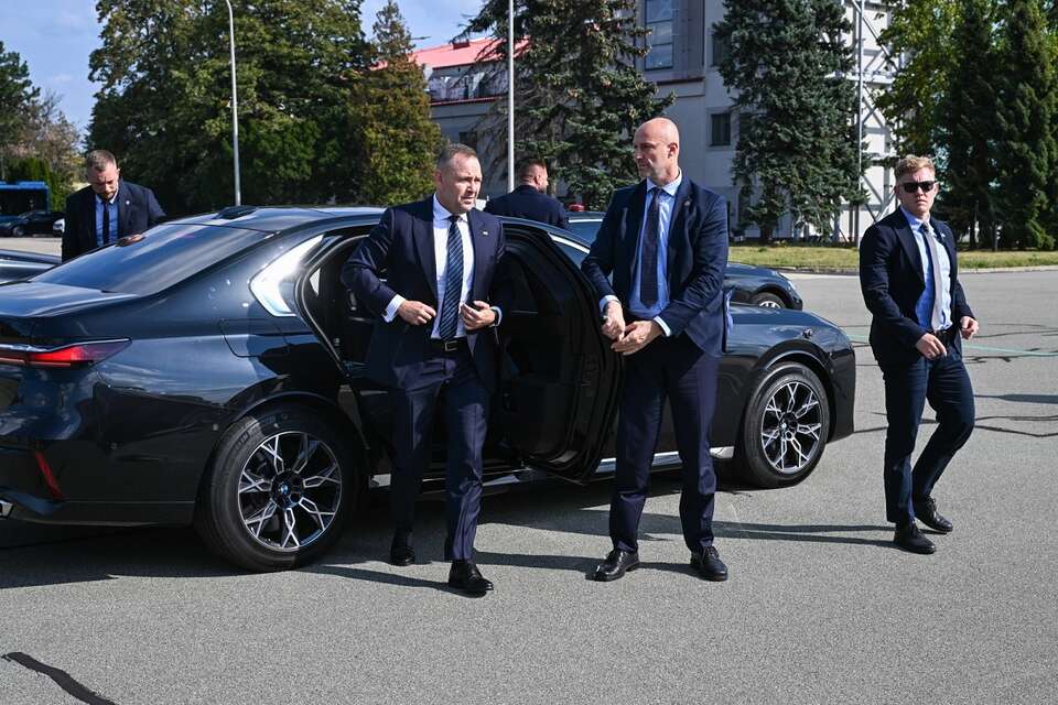 Prezydent RP Karol Nawrocki na warszawskim lotnisku, przed wylotem do Waszyngtonu / autor: PAP/Radek Pietruszka