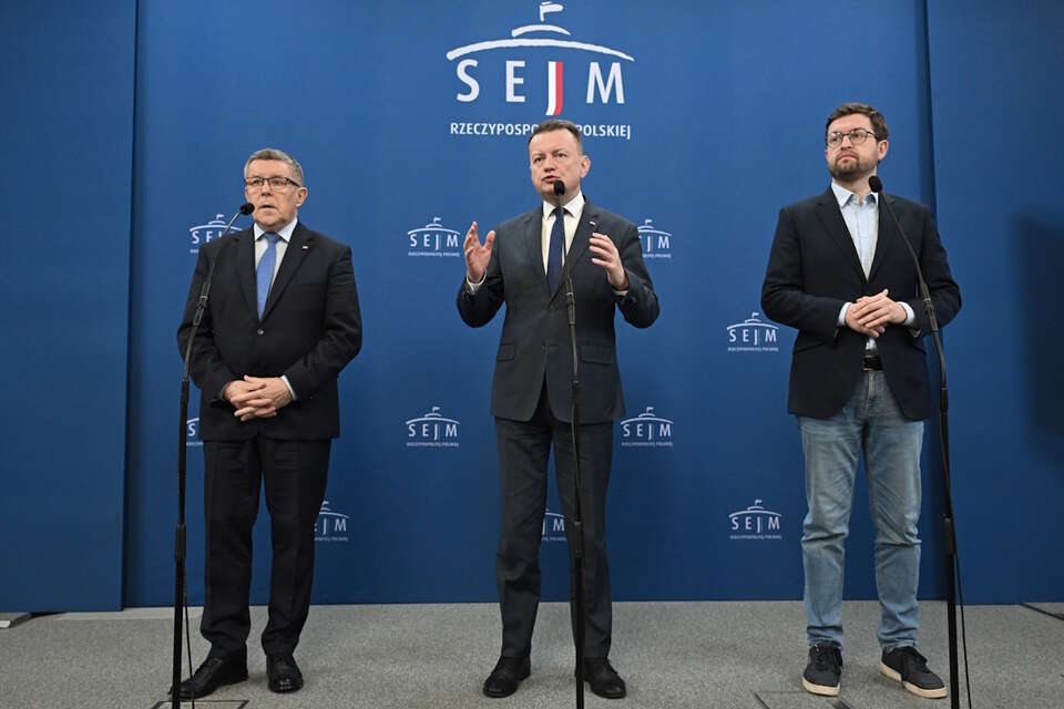 Konferencja prasowa PiS w Sejmie. Zbigniew Kuźmiuk, Mariusz Błaszczak i Andrzej Śliwka / autor: PAP/Radek Pietruszka