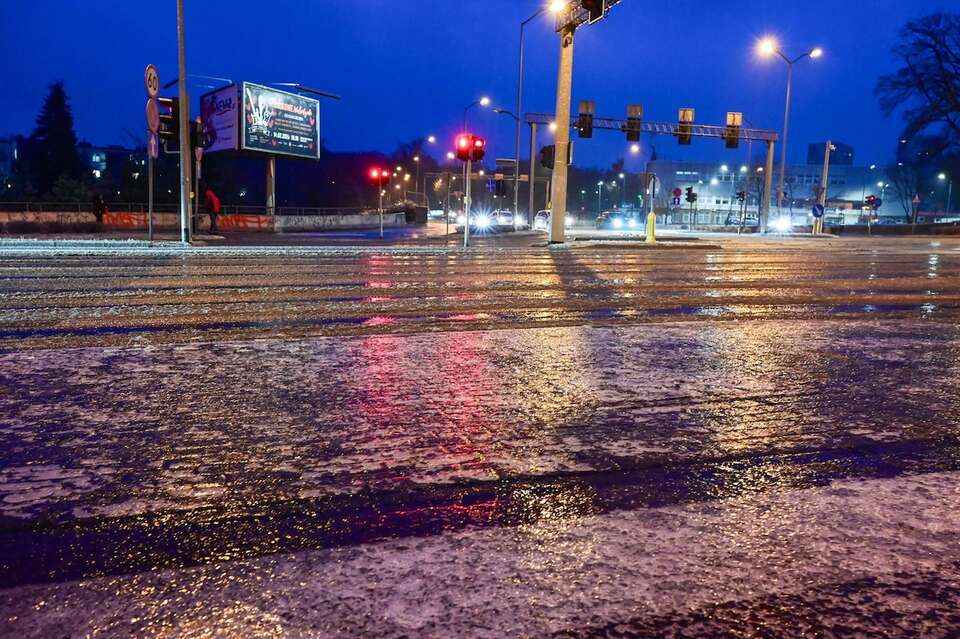 Trudne warunki drogowe spowodowane marznącym deszczem i gołoledzią w Szczecinie. / autor: PAP/Marcin Bielecki