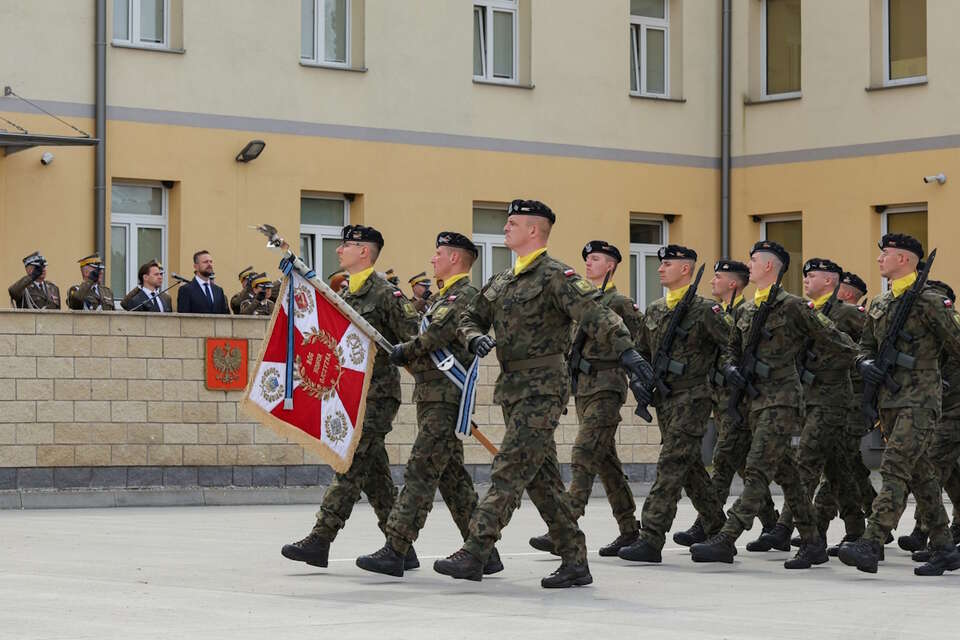 Uroczyste obchody śmierci sierżanta Mateusza Sitka, na terenie 1. Warszawskiej Brygady Pancernej / autor: PAP/Paweł Supernak