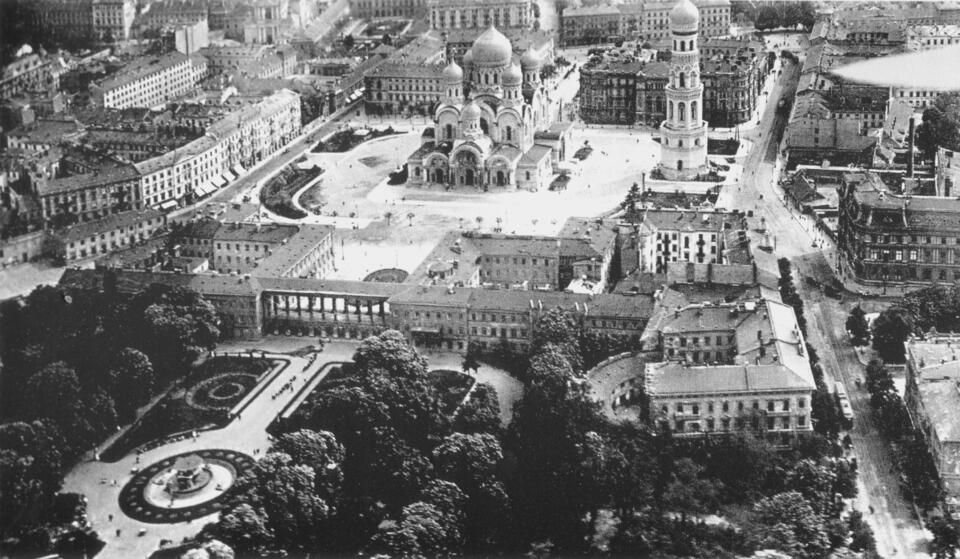 Zdjęcie lotnicze pałacu Saskiego i okolic z około 1919 roku; widoczny sobór św. Aleksandra Newskiego / autor: Wikipedia/Domena publiczna