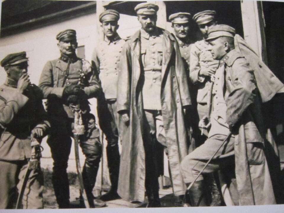 Józef Piłsudski na ganku dwroku w Gorodku na Wołyniu. Pierwszy z prawej Bolesław Wieniawa-Długoszewski. Za: Janusz Cisek, Marek Cisek, "Drogi do niepodległości". 
