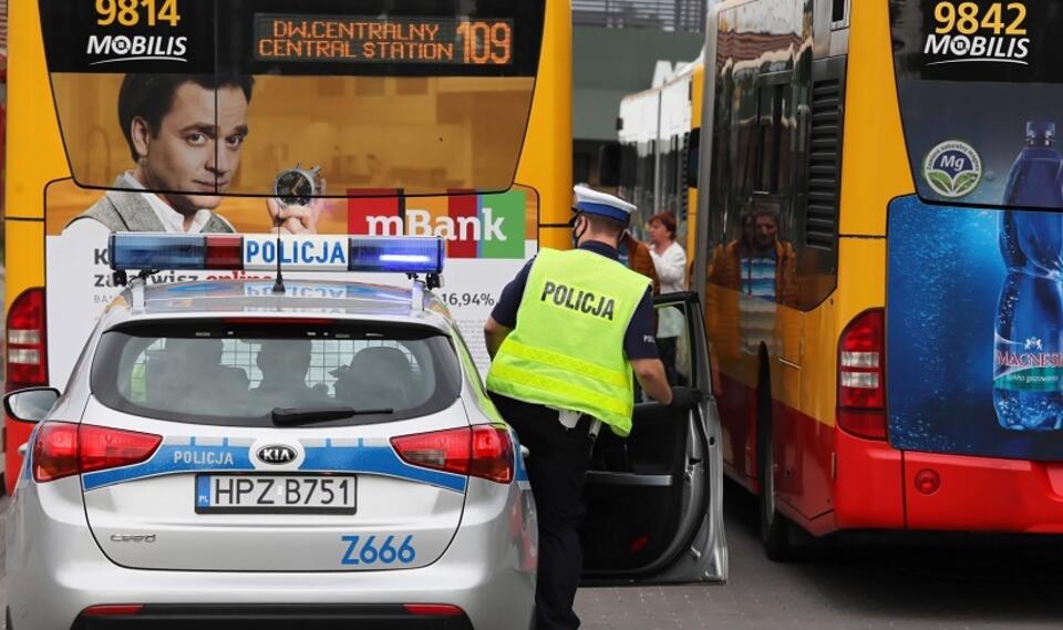 Policja na pętli autobusowej Os. Górczewska w Warszawie / autor: PAP/Tomasz Gzell