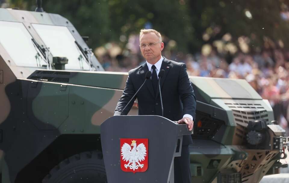 Prezydent RP Andrzej Duda przemawia przed rozpoczęciem defilady z okazji Święta Wojska Polskiego na Wisłostradzie w Warszawie / autor: PAP/Leszek Szymański