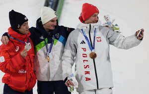 Od lewej: Japończyk Ren Nikaido (srebro), Słoweniec Domen Prevc (złoto) i Polak Kacper Tomasiak (brąz) / autor: Grzegorz Momot/PAP