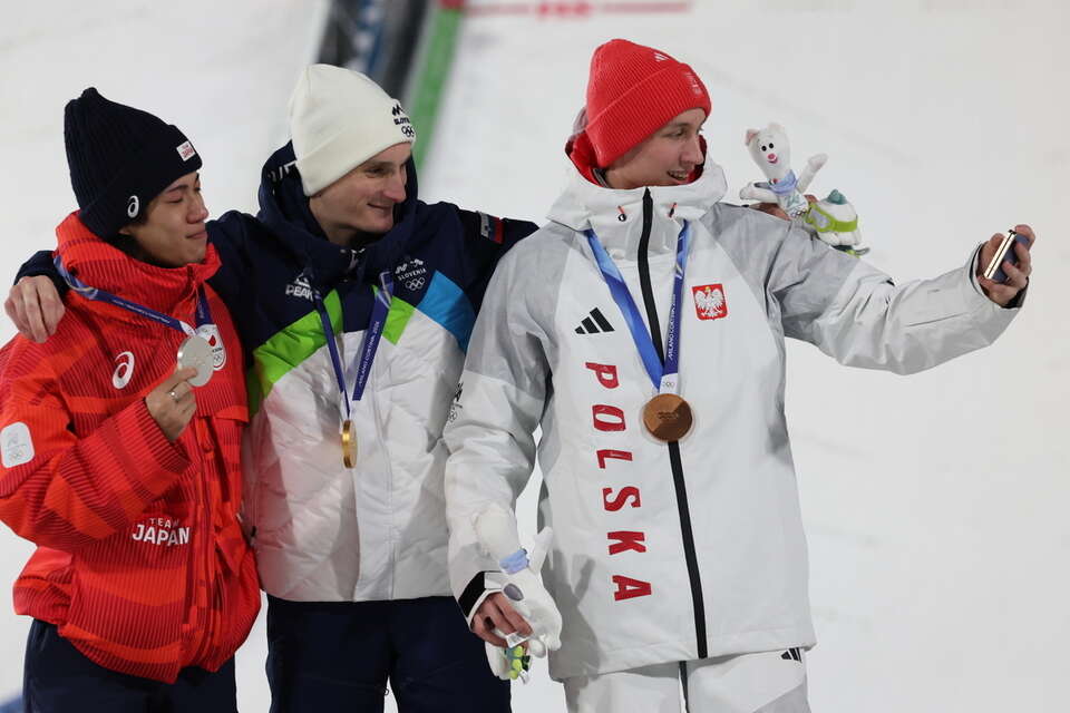 Od lewej: Japończyk Ren Nikaido (srebro), Słoweniec Domen Prevc (złoto) i Polak Kacper Tomasiak (brąz) / autor: Grzegorz Momot/PAP