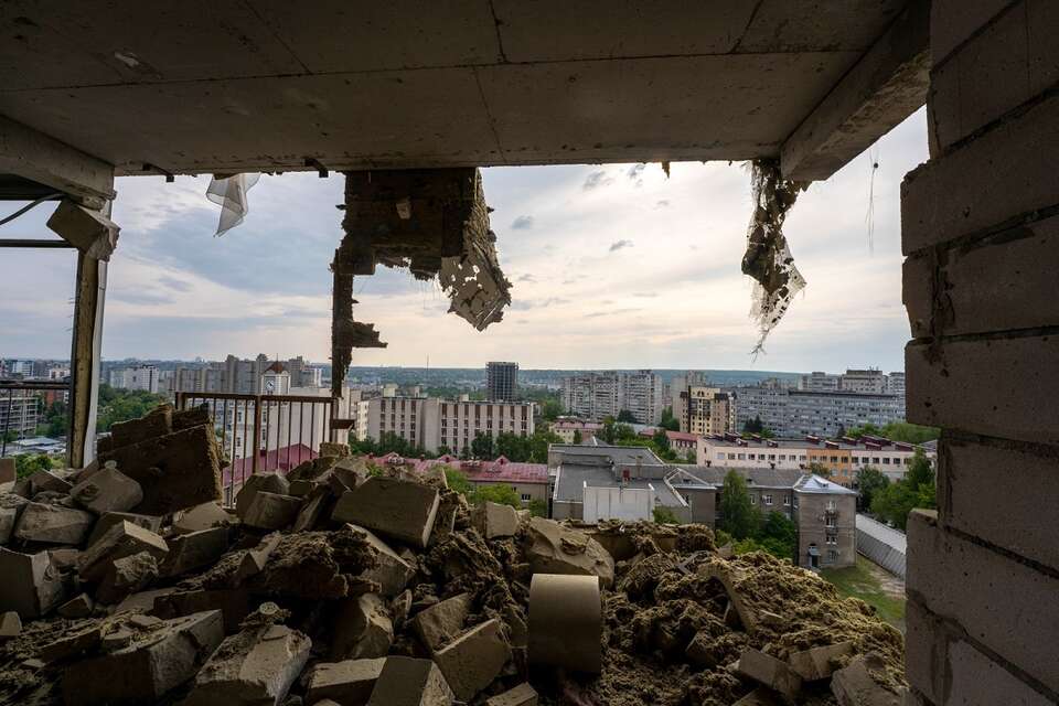 Zniszczenia w trafionym rosyjskim pociskiem rakietowym bloku mieszkalnym w Charkowie / autor: PAP/Mykola Kalyeniak