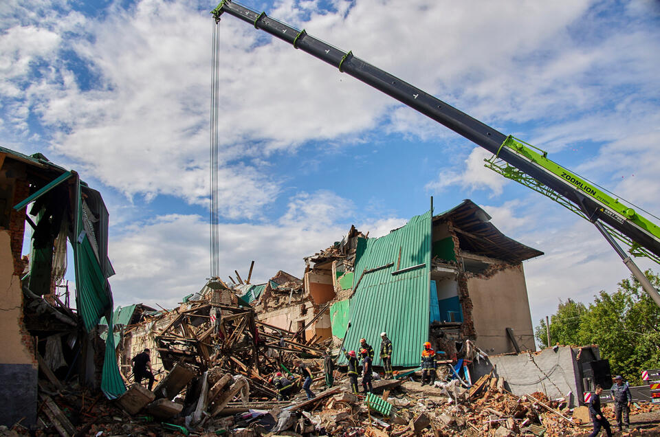 Ratownicy usuwają gruz budynku centrum społeczno-kulturalnego, który został zniszczony podczas wczorajszego ostrzału w mieście Czuhuiw na Ukrainie. / autor: PAP/EPA