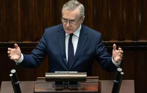 Poseł PiS, były wicepremier prof. Piotr Gliński na mównicy sejmowej - zdjęcie z debaty nad wnioskiem o wotum zaufania dla rządu Donalda Tuska w czerwcu 2025 r. / autor: Fratria