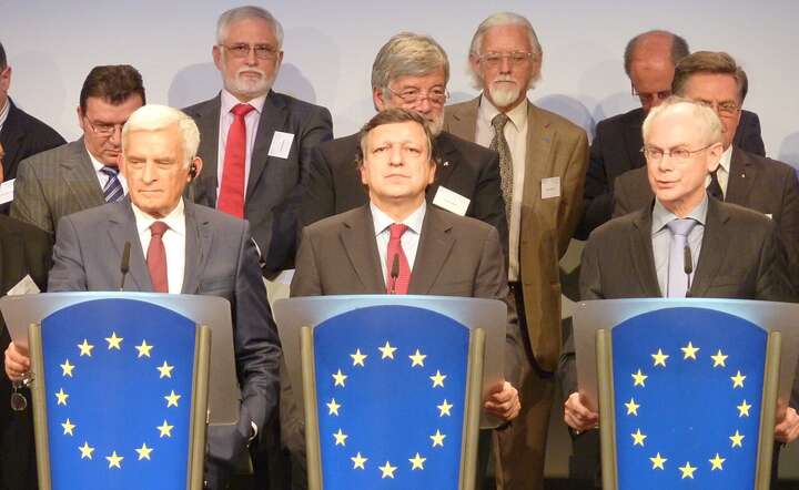  José Manuel Barroso (C) jako szef Komisji Europejskiej w 2011 r. Obok (L) Jerzy Buzek, ówczesny przewodniczący Parlamentu Europejskiego i Herman Van Rompuy (P), szef Rady Europejskiej / autor: By Marek Blahuš - Own work, CC BY-SA 3.0, https://commons.wikimedia.org/w/index.php?curid=17530716