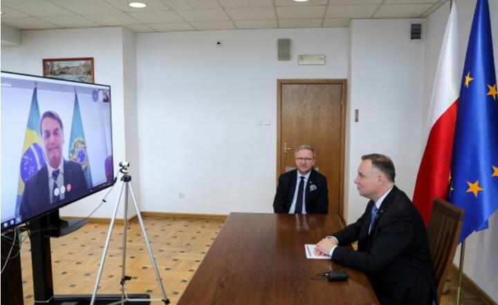 Prezydent i szef Gabinetu Prezydenta  Krzysztof Szczerski podczas telekonferencji z prezydentem Brazylii w trakcie wizyty w Woli Rzędzińskiej / autor: PAP/Jakub Szymczuk/KPRM