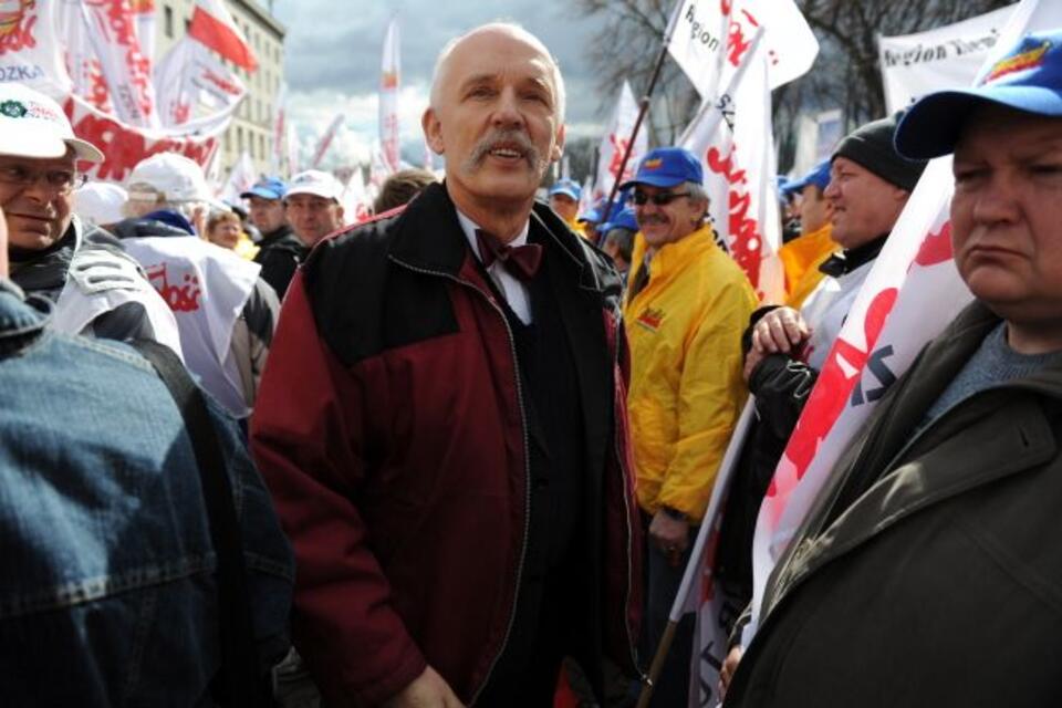 Janusz Korwin-Mikke wśród pikietujących przed Sejmem. Przed Sejmem trwa 30 bm. protest związkowców z Solidarności, domagających się poparcia wniosku o rozpisanie referendum w sprawie emerytur.  PAP/Grzegorz Jakubowski 