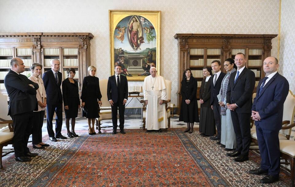 Prezydent Francji Emmanuel Macron z małżonką Brigitte podczas audiencji u papieża Franciszka / autor: PAP/EPA/VATICAN MEDIA HANDOUT