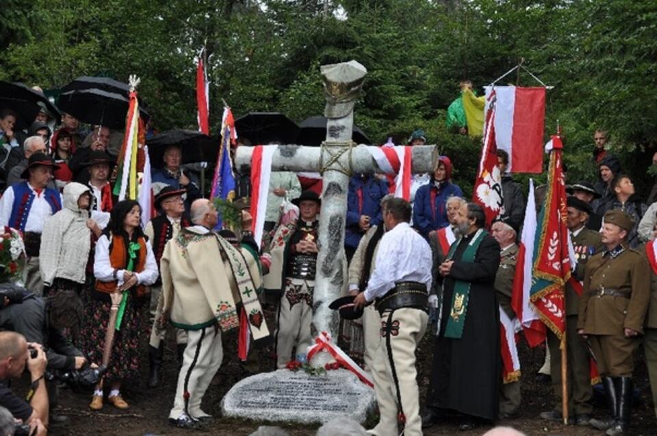 Pomnik majora Józefa Kurasia-„Ognia” oraz jego żołnierzy odsłonięty staraniem Fundacji Pamiętamy 12 sierpnia pod Turbaczem