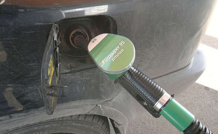 Tankowanie. Czasy Tuska - jest coraz drożej / autor: Fratria